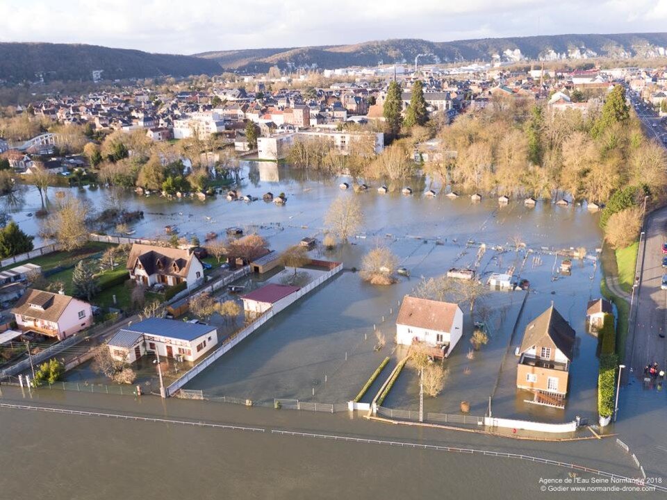 Image de la Seine débordant sur les habitations des riverains