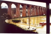 eau boueuse se déversant depuis un champ vers la route à Barentin, le 26 décembre 1999