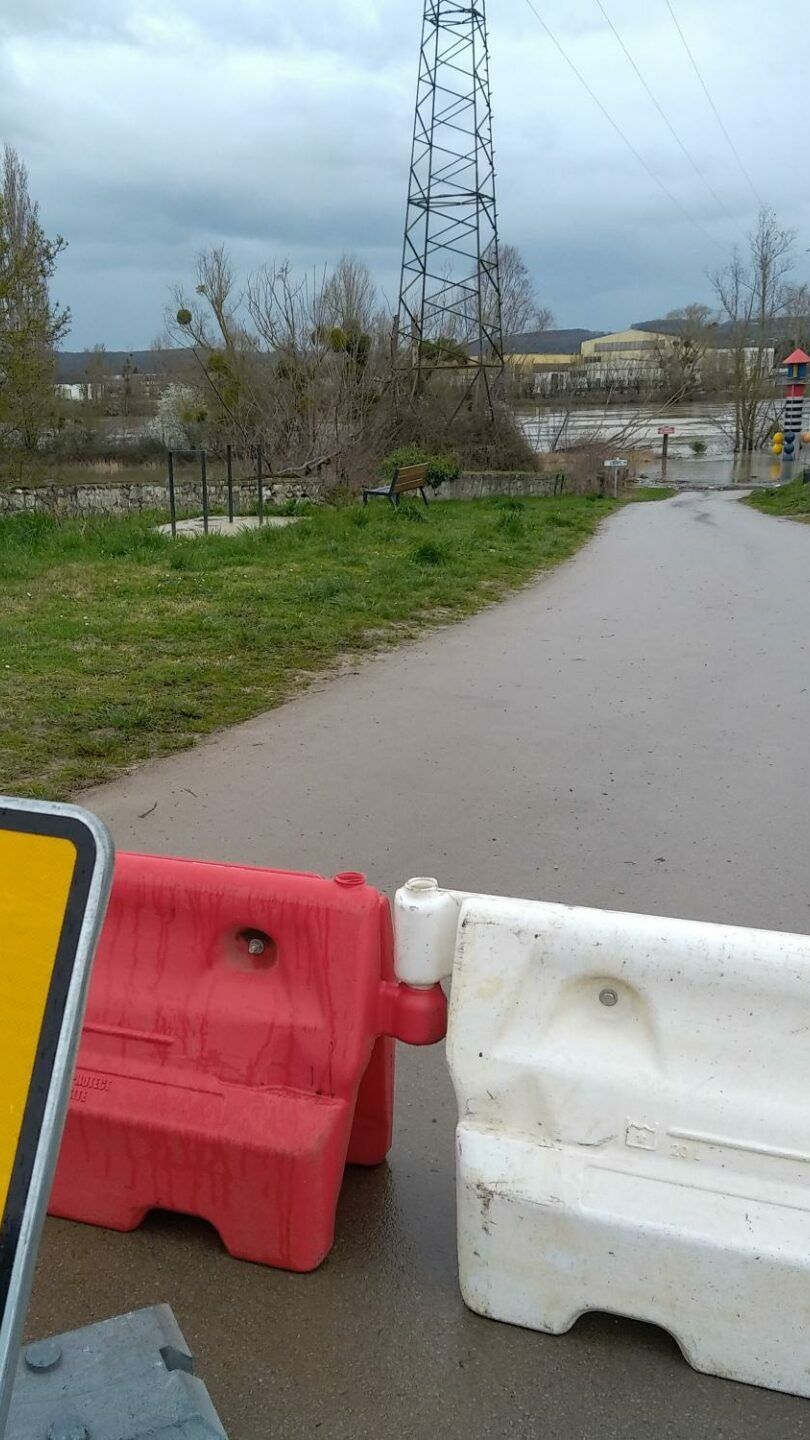 Route barrée sécurisée lors d'une inondation